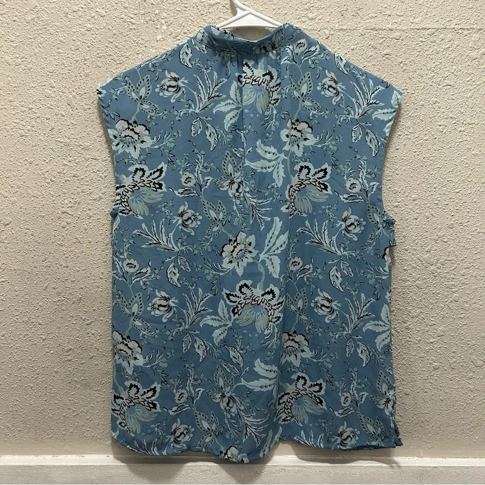 CARMEN Marc Valvo Blue Floral Ruffle Keyhole Neckline Blouse NWT (Small Flaw) XS - Picture 3 of 6